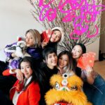 Anjaylia Chan Instagram – 驚喜在後頭 🌸

#SÏXTERS 同你拜年 🫶🏼 之

今年棵桃花好似爭啲🤔 之

「幫緊你，幫緊你」 🙋🏻‍♀️

#圖三作品 @honganc 
#圖二、四作品 @cheronna 

正所謂，沒有解決不了的事🌸🌸🌸🌸🌸🌸
SÏXTERS 仝人祝大家身體健康、桃花想點開就點開🩷

P.S. @missjni 原來識煲粥，仲要好好味 😋🥹