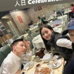 Anjaylia Chan Instagram - 又大了一歲…但卻沒有預想的年齡焦慮。 雖説有時候會想念少女時代的青澀，更多的時候卻在享受日月帶來的禮物— 演戲時有了之前沒有的沈穩、工作時感受到自己二十出頭時很想要的氣場和壓台感…以前總是太緊崩，但現在慢慢的，整個人終於感覺到一種鬆弛的狀態… 凡事看得慢一點，其實很多事情都不再可怕。 生日願望嗎？老掉牙又很實際地希望世界和平、身邊我愛的人和愛我的人都能身心健康就好了。 大了一歲，感恩且珍惜身旁所有的愛。 給自己的功課除了多讀聖經、多親近神，還有就是能變得勇敢— 希望自己總能勇敢説出自己的想法，不要顧慮太多、單單想着不想令人失望… 今年生日收到最暖的禮物就是知道原來還有人還記得、還在惦記着、祝福着自己。 生日快樂，願大家都快樂。 P.S. 圖二揭示了本人的年齡 P.P.S 圖四的流心巴斯克蛋糕香滑好吃到不行！家人秒速把它消滅了！ P.P.P.S圖五為陳媽媽施展渾身解數為不肖女煮的一圍生日宴 P.P.P.P.S 圖七本人犧牲自己揸機臉太大，大到不如不見🥲