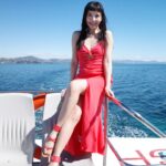 Anjaylia Chan Instagram - 和來自各地的美女們boat trip 🌊 大家一起拍拍拍📸 不知道大家有沒有留意到，其實很多人穿的都是同一件衣服。 只是不同的女生、不同的個性和特質，就穿出了不一樣的風格☀️ 每一次換裝後都很期待看大家怎麼去演繹自己的衣服。 同一道海岸線，總有不一樣的風景。 @longchamp #LongchampStTropez #LongchampSS24 #longchamphk