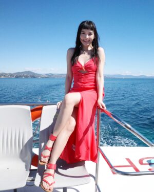 Anjaylia Chan Instagram - 和來自各地的美女們boat trip 🌊

大家一起拍拍拍📸

不知道大家有沒有留意到，其實很多人穿的都是同一件衣服。

只是不同的女生、不同的個性和特質，就穿出了不一樣的風格☀️

每一次換裝後都很期待看大家怎麼去演繹自己的衣服。

同一道海岸線，總有不一樣的風景。

@longchamp 
#LongchampStTropez 
#LongchampSS24
#longchamphk
