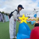 Anjaylia Chan Instagram – 學校旅行天氣好⛅️
不冷也不太熱🫶🏼
特此記念🩵

#陪旅行的比主角更累
#黃生親手煮的豉油雞髀午餐萬歲
#喜歡看到小朋友和同學的相處
#本人英明神武決定帶多一套衫
#玩完充氣城堡和沙池上車即換