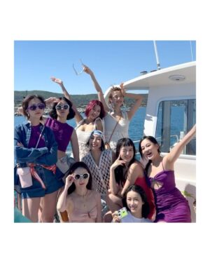 Anjaylia Chan Instagram - 和來自各地的美女們boat trip 🌊

大家一起拍拍拍📸

不知道大家有沒有留意到，其實很多人穿的都是同一件衣服。

只是不同的女生、不同的個性和特質，就穿出了不一樣的風格☀️

每一次換裝後都很期待看大家怎麼去演繹自己的衣服。

同一道海岸線，總有不一樣的風景。

@longchamp 
#LongchampStTropez 
#LongchampSS24
#longchamphk