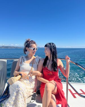 Anjaylia Chan Instagram - 和來自各地的美女們boat trip 🌊

大家一起拍拍拍📸

不知道大家有沒有留意到，其實很多人穿的都是同一件衣服。

只是不同的女生、不同的個性和特質，就穿出了不一樣的風格☀️

每一次換裝後都很期待看大家怎麼去演繹自己的衣服。

同一道海岸線，總有不一樣的風景。

@longchamp 
#LongchampStTropez 
#LongchampSS24
#longchamphk