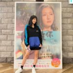Anjaylia Chan Instagram - 大家都在回味2023，我也要嘗試在碎片中找出值得記念的事… 這一年，參與了一部電影、一部電視劇。 很喜歡那種和角色交流的感覺。很記得和之前素未謀面的對手才拍了兩場，對方就問:「喔！你很喜歡演戲是嗎？」。能做自己喜歡的事，並讓身邊的人感受到你的熱情，真好。 去了兩次泰國、一次日本、兩次台灣、一次韓國— 有工作的，也有遊玩的。 第一次看到了、摸到了長頸鹿和很多其他的動物… 也感受了各種不同的溫度… 最難得的，是和重要的人建構了寶貴的回憶。 2023，整個人從內到外的碎掉了… 在黑暗中卻切切感受到神的恩寵。 衪在幽谷中不斷給我安慰和保守，告訴我，衪的恩典、力量夠我用。 甚至，在聖誕日，衪讓我經歷神跡— 除了女兒外，我爸我媽我姐全都受洗了！ 衪提醒我 : 衪愛，且在衪裏面沒有不能成就的事。 碎掉不要緊，就請衪幫我重新整合，成為新的人。 2023教會我要更珍惜、更愛身邊的人。 原以為我會很討厭2023 。 沒想到，寫到最後，我發現2023也有可愛的地方… 原來，它滿載了愛的身影。 2023的最後一天，願眼淚化為種子，種植出愛與燦爛的繁花… 2023，謝謝你存在過。