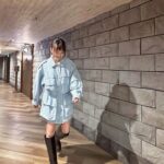 Anjaylia Chan Instagram – 有些人你覺得他不懂，甚至沒有禮貌。但其實不是他不懂，也不是他沒有。只是他覺得你不配他對你禮貌。轉個頭，換成是面對別人，你就會發現他有另一副嘴臉了。

對那種人呀，就別在意。笑一笑就好。也不需要特意收起你的禮貌。
因為，他就不配你動氣，也不值得你收起自己的修養。

.

Wardrobe : one piece @Isabemarant @imaginexgroup
Boots @claudiepierlot
Styling @june___chow 
Hair @jamieleehair ; make up @meeganmakeup