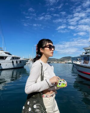 Anjaylia Chan Instagram - 感謝藍天、陽光、白雲和Saint Tropez 的美。☀️☁️⛵️

在這裡，每個角落都是一個電影場景🎞️

@longchamp 
#LongchampStTropez 
#LongchampSS24
#LongchampHK