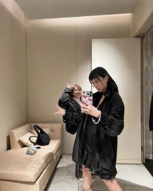 Anjaylia Chan Instagram - 電髮會變時尚嗎？
會嗎？
會嗎？
我坐了四個小時了….

謝謝一直在我身邊的人、謝謝把我放心上的人、謝謝記得我的人。
這星期的學習主題是治癒自己，也拾回自信。

#我的三月
#雜七雜八