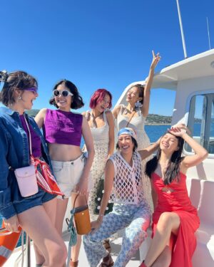 Anjaylia Chan Instagram - 和來自各地的美女們boat trip 🌊

大家一起拍拍拍📸

不知道大家有沒有留意到，其實很多人穿的都是同一件衣服。

只是不同的女生、不同的個性和特質，就穿出了不一樣的風格☀️

每一次換裝後都很期待看大家怎麼去演繹自己的衣服。

同一道海岸線，總有不一樣的風景。

@longchamp 
#LongchampStTropez 
#LongchampSS24
#longchamphk
