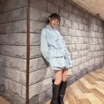 Anjaylia Chan Instagram – 有些人你覺得他不懂，甚至沒有禮貌。但其實不是他不懂，也不是他沒有。只是他覺得你不配他對你禮貌。轉個頭，換成是面對別人，你就會發現他有另一副嘴臉了。

對那種人呀，就別在意。笑一笑就好。也不需要特意收起你的禮貌。
因為，他就不配你動氣，也不值得你收起自己的修養。

.

Wardrobe : one piece @Isabemarant @imaginexgroup
Boots @claudiepierlot
Styling @june___chow 
Hair @jamieleehair ; make up @meeganmakeup