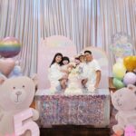 Anjaylia Chan Instagram – @babyhosanna is  5️⃣🎉
(文長慎入。最後有一些party 小tips 喔） 

本來除了替代滿月酒和百日宴的一歲生日會外，黃小姐們的生日都應該是待在家裏簡單過的。沒想到參加朋友們的生日會多了之後，這小姐也希望可以開個邀請很多朋友的生日party 了。於是呢，黃小姐就直接繞過難纏的媽媽，跟爸爸說：「爸爸，我5歲可唔可以開大生日party呀？如果唔得都唔緊要嘅，我會明白，我會乖㗎。」。 

結果呢？想都不用想吧！深受女兒乖巧懂事而感動的黃先生不但say yes，更是即場豪言立下了黃家小孩逢5跟0字尾就舉辦大型生日party 的傳統… （爸爸一言既出，本人除了 😧、🫨、🙄、🫠之外還能有甚麼反應呢？）

派對主題不要公主，也不要任何熱門卡通，就要從嬰兒時開始一直伴在身邊的小熊 (小熊叫臍臍)主題 …沒現成的，叫我怎麼辦呢？🫠 幸運的是有一個派對能手auntie @sannietang ，二話不說幫我們設計和訂backdrop；我們家很愛的蛋糕好手 @patisserieshania 幫忙量身定製超好吃的小熊日式士多啤梨輕芝士蛋糕 （再一次，在現場不斷被問可不可以添吃），還有 @balloon_hk 設計的小熊生日氣球。

一知道可以辦臍臍party ，Hosanna 在家裏竟馬上飛奔撲向臍臍問：「乖乖！你開唔開心呀？」。 喂！主角錯了吧？我是想要你開心的好嗎？！

然後便是構思回禮小包、請魔術師、攝影師、張羅食物等等了…
(怎麼我很有一種辦婚禮的勞累感…🫠） 

沒想到最難的是草擬賓客名單…這比我當年婚禮還難好嗎？！
除了教會一直長大的小朋友、契爸爸媽媽們的小孩、還有學校的朋友、同學…有一些小朋友還有兄弟姊妹的説。要是按她要求全請來是要book 會展嗎？！最後……只好做出殘忍的舉動—— 抽籤。順便來上一上舉手不回沒得反悔的課🫣 

Anyways，還是很感恩這個寶貝可以健康快樂的成長。
看着本來是一團糯米般的寶寶眨眼長成一個超過110cm 的小女生，覺得時間真的也過太快…面對考小學的關口，我也不奢望你成龍成鳳，只要能愉快平安的成長、過渡就好了( 當然，這也是我要祝福自己的🥹）。
但願你能走在天父爸爸的翅膀蔭下，一生平安健康、幸福快樂。

謝謝大家對 @babyhosanna 的疼愛💖

Party tips : 
1） 只要是八歲以下的生日派對，一定要請魔術師！！！一個人幫你扭波波、表演魔術、主持小遊戲、主持敲糖果盒、切蛋糕，全包！全場八歲以下小孩都被吸引乖乖坐定兩個小時不亂跑。爸媽們就可以鬆口氣喝一杯了！親愛的魔術師先生，請收下我的敬佩的膝蓋。🧎‍♀️

2）八歲以下還是很喜歡充氣滑梯的，起初還以為會太悶太baby，沒想到大受歡迎。

3）經歷40多位小朋友臨床實證，最受歡迎的生日派對食物如下:
1.新鮮生果 (士多啤梨、提子、藍莓）、2. 七彩啫喱糖 、3.雞翼

4） 薯片最受大人歡迎，建議可買很多包迷你包裝的，一人一包拿着周圍走，不用一包大的你拿兩塊，我又拿兩塊…

5） 大人細路原來都很喜歡玩紋身貼紙。一張細枱、一堆紋身貼紙、一碗水、幾塊海綿。搞掂🤝

特別鳴謝:
攝影師 @zenowtl 
偉大的CO搞手: 契媽媽爸爸、契BB @rach_bu @johnnykstam @nicholasbabytam t

Helpers @evelynchoii 、表哥、uncle tai 

結論：攰過結婚。但主角同來賓開心就好。我唞唞先。🥹