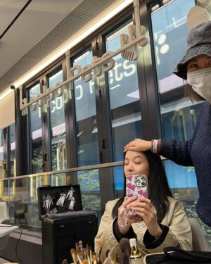 Anjaylia Chan Instagram - 電髮會變時尚嗎？
會嗎？
會嗎？
我坐了四個小時了….

謝謝一直在我身邊的人、謝謝把我放心上的人、謝謝記得我的人。
這星期的學習主題是治癒自己，也拾回自信。

#我的三月
#雜七雜八