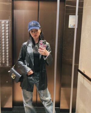 Anjaylia Chan Instagram - 電髮會變時尚嗎？
會嗎？
會嗎？
我坐了四個小時了….

謝謝一直在我身邊的人、謝謝把我放心上的人、謝謝記得我的人。
這星期的學習主題是治癒自己，也拾回自信。

#我的三月
#雜七雜八