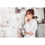 Anju Inami Instagram - こんばんは。 ． 年明けてからというもの ずっとばたばたしていましたが、 明日から始まる ミュージカル『INTERVIEW~お願い、誰か僕を助けて~』の 場当たりを終えて、 やっといま、ふとひと息つきました。 ． のでいんすたさん更新( ˘ᵕ˘ ) ． みんな元気してたかい？ ． レギュラーのラジオでも元気な声や ありのままの自分の 近況報告していたけどっ (いつも聴いてくれてるみんなありがと☺︎) ． 私は、このお稽古が始まってからというもの頭フル回転で 毎日、芝居や歌のことを考えている時間が とても幸せだったように思います…っ ． 悩みも不安も、もちろんあったけど そこばかりにとらわれず こんなにもわくわくして稽古を、本番を楽しみに 前を向けていたのは、 作品の素晴らしさ、そのメッセージ性に、 とにかく感銘を受け続けていて 支えられていたからでした。 ． これは無事に楽日を迎えてから また、#RCC とか #アッパレ173 とかで 語りたいと思っていますが(´˘`) ． とにかく、この作品の持つ ずっしりと心に残る、 刺さるメッセージと、 それに共鳴する言葉や楽曲達が 大好きなんだと毎日感じていました。 ． だからこそ、 会場へ足を運んでくださる皆様のお心遣いや想いやりに、 深く感謝をして、 本公演を、「INTERVIEW」というこの作品に 自分のすべてをかけて 全公演走りきりたいと思います…！！ ． 今回！なんと360°シアターということで✨ ． その席の角度だからこその発見とかも たくさんあるんですっ。 場当たりしててもすごくドキドキした！ ． そしてなんといっても、〝3人芝居〟 ． ご一緒するTeam RED🥀のお二人への 心からの感謝と、信頼で紡ぎ合います…！ ． 公演時間は1時間45分予定で 途中休憩なしのノンストップ、 全力で駆け抜けていくこの作品。 ． ‪‪( ˘ᵕ˘ )｡o(最近、花粉とかすごいらしいからね、 マスクはもちろんだけど タオルハンカチとかでのくしゃみの音！の対策🗣 ビニール袋のシャカシャカ音💥とか 自分のお席での 前のめり観劇にならないぞー！の意識とか！ いつもみなさんがしてくださっている 前後左右の方への 〝愛と想いやり〟も忘れずに、お持ちくださいねっ🌷) ． さ！長々と綴りましたが もういよいよ幕開けです…！！ ． ジョアン・シニアとしてしっかりと生きるのみ。 ． 劇場でお待ちしております५✍ ． #ミュージカル #interview #inamianju