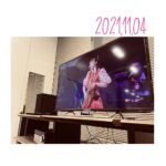 Anju Inami Instagram - 11月。 ． 時が経つのは早いなぁ今年は。 ． 会社で、マネージャーさんが 懐かしい映像観てて、 つい一緒に観ちゃってる伊波さん。 ． 楽しかったなぁ。 いま見ても楽しすぎてたなぁ。 みんなの笑顔たくさん、映ってるよ。笑 ． バンドメンバーの皆さんにも また、会いたくなった。 ． さ、アルバム最終作業。 ． わくわくしててください。 どきどきしててください…っ あたふたしててください！笑 ． #an_éto 横目に頑張っちゃうぜ。 ． んじゃ、また。 #album #flyout!! #inamianju