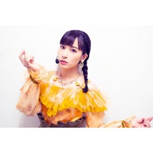 Anju Inami Instagram - ラブライブ！サンシャイン!!
‎CYaRon! 2nd LoveLive!
‎~ 大革命☆Wake Up Kingdom ~
‎@幕張メッセ 国際展示場ホール
．
最高の二日間を明けて、
とてもいい天気の今日でしたね。
なんだか、みんなで先の未来へ進むには
絶好の一歩目のような
お天気な気がしていましたっ
．
今回、各ユニット
バトンを渡し、繋ぎ合っていくような
ユニットワンマンライブの日程になっていて
それぞれの色でいいはずなのに、
必ず、どこかで〝Aqours〟を
ベースに想っていることを感じられて
やっぱり、とてもいいなぁって
配信を観ながら思っていました。
．
いざ、
CYaRon!のターンが回ってきた時になって気付きましたが、
．
〝こんな素敵な場所が、
CYaRon!のために現れて、
本物のしゃろとものみんなが、目の前にいる〟
ってこと。
．
~ 大革命☆Wake Up Kingdom ~
．
なんかこのタイトル、
すごいなって思っちゃいました。笑
．
あ、こういう事かと。
．
あの瞬間、
みんなで起こした奇跡の末に現れたステージだったと思うと
最高に震えます。
．
1年8ヶ月という月日を経て
ふと、後ろを振り返ってみたら
〝CYaRoTOMO’s〟という
史上最強のバンドメンバーの方々が
仲間になってくれていました。
．
結成当初から、
元々、心強い2人との3人組だったけど
いろんな部分で、
さらに強くなったCYaRon!に
一体、次はどんなことで
しゃろとものみんなと〝楽しい〟を生み出せるだろう？
．
いつかまた、絶対に会えるのなら！
．
暗いことも、むしゃくしゃすることも
元気全開で吹き飛ばしながら過ごすのも
悪くないよねっ！！なんて。
．
…ユニット3rdかぁ。夢がふくらむね💭
．
また直接、自分の声では
#アッパレ173 や #anju_RCC でお話しますね。
みんなからのお便りも楽しみだしっ
新たな告知つぶつぶも控えていますし！
今日はこの辺で( ˘ᵕ˘ )。
．
このLIVEを大成功へ導いてくれた
全ての皆様に愛と感謝を込めて…っ
．
本当に本当にありがとうございました！！🍊
．
#CYaRon! #CYaRoTOMO’s #2nd
#しゃろとも #lovelive