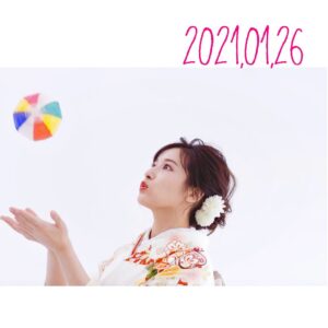 Anju Inami Instagram - こんにちは。
．
少し落ち着いたので
いんすたさん更新ー。
．
年末年始にかけて、畳み掛けるように
てんやわんやしてたもんで
今になって、
やっと2021年を実感している私。
．
ただいま出演中の
舞台｢GHOST WRITER｣大阪公演が
無事に幕が開き、
作品を届けることが出来たことも
そのひとつ。
．
大阪公演千穐楽を迎えられて
本当に嬉しかった…。
．
スタンディングオベーションの景色に
涙腺崩壊寸前でした。
．
皆様のお気遣いと〝愛と想いやり〟で
私たちの船は動き出せたのだと
心から感謝が溢れます。
本当にありがとうございます…！！
．
DisGOONieの船は、
これから東京公演目指して
より一層の気合いを入れて向かいます！
．
東京公演は、1月29~2月7日( ˶˙ᵕ˙˶ )
．
なにやら。。。
1月31日 13:00公演
2月 2日 13:30公演
2月 3日 13:30公演
2月 5日 13:30公演 は
まだチケットが手に入るみたいです(๑•̀ •́)!!
．
コンスタンスとして生きる姿を、
それぞれが、
全てに意味を持ち、生きていく姿を
是非、見届けてください。
．
さて、次の現場へ…っ
とある撮影に行ってきます( ˘ᵕ˘ )
．
これまたわくわく。
．
#舞台 #inamianju