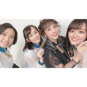 Anju Inami Instagram - おこん。
みんな元気にしてるかな( ˘ᵕ˘ )
．
#t7s Anniversary Liveから
あっという間に1週間。
．
ちょっぴり。
いや、しっかり。#ナナシス LIVEロスです。笑
．
『またいつか
必ずジェダとしてステージに立ちたい』
．
そう強く思えたのは、
ずっと待っていてくれた支配人さんや、
温かく迎えてくれて、
たくさんの愛ある言葉をくださった
ナナシスの皆様がいたからこそだと感じています。
本当に、感謝しかなくって。
．
彼女と出逢ってからの長い時間へ
想いを巡らせながら
パフォーマンスや言葉のひとつ、ひとつを
噛み締めて歌い届けました。
．
あの日の自分は
ジェダとして生きることに
全力で、夢中だったようにおもいます。
．
デビューシングル
〝Striking Diamond〟
彼女だけの、想いと心がつまった楽曲。
レコーディングした時から、ずっと大好きで。
彼女はなんて素直に
秘めていた心を歌うのだろうと
．
ステージの上で歌って改めて感じました
本当にすごい。と
．
まるで、
私とジェダの手を繋がせてくれるためにあるような、
そんな感覚。
．
登場から頭の歌い出しまでの緊張も、
気付けば、どこかへ吹っ飛んで。笑
音に身を任せ思いっきり楽しんでました…っ
．
Day.1 MCではソロ3人のトークでは
はじめましてだったのに
なんだか居心地の良い空間でした。笑
お二人共可愛くて、親切で頼もしくて
伊波は、ほんとに助けられました🥂𓈒𓏸◌
．
Day.2 はコドモ連合の皆さんとっ
私の靴が10cmヒールだったこともあり
リアルに抱きしめたくなる距離感でした。笑
きゅんきゅんしたなぁ…優しい空間に
あたたかさをたくさんもらいました⸝⸝⸝♡︎
．
そんな気持ちの中、ラスト全体曲の2曲では
幸せに包まれながら安心して
パフォーマンスできて( ˙ ˙˵)♪
．
支配人の皆様の前に
その日の全メンバーがステージに並び
踊りや想いを揃えて、紡いでゆく。
．
ハルちゃんが言っていたように
いろんな状況下の中、
それが出来ることは当たり前のことではなく
すごくすごく幸せなことで。
本当に夢のような時間だったと
いまでも鮮明に残っています…っ
．
この1週間でも何度か思い出しては
笑顔になってましたし( ˶ˊᵕˋ)
．
それくらい、大切で感謝溢れる時間でした。
ハルちゃんの背中、カッコよかったなぁ
．
そして最後に
私をジェダとして仕上げてくれた
💄✨Hair Make．清水さん
あのステージで
私が彼女と自由に生きる力を、
姿を支配人へ魅せることが出来たのは
紛れもなく、清水さんのおかげです。
私が色々アクティング出来るような
髪の遊びは残しつつ、
どんなに動いても崩れない！
最強パーマ風スタイル。( `･ㅂ･)و
．
清水さんは、いつも自信のない私に
あんちゃんなら大丈夫だよ！
行っておいでっ！っていう
勇気と自信の力強い御守りを
私の顔と髪に授けてくれてる気がしてる。笑
〝ステージに立つため〟を一緒につくることが
本当に幸せだし大好き。
．
👠¨̮ stylist. 大白 沙知さん
はじめましてなのに、
とても親身になって寄り添って
素敵なお衣装に仕上げてくださいました！！
靴や普段には珍しいパンツスタイルで
不安だった私へ
丁寧にヒアリングをしてくれたり
本番のTシャツも
両日違ったアレンジを施してくれて
ジェダちゃんに似合うように
仕立ててくれていたんですっ
めちゃくちゃ嬉しかったし、
初現場の中で本当に心強かった(´；ω；｀)。
．
すごく長くなっちゃったけど
それだけ想い溢れる最高の時間を
過ごさせて頂きました。
．
改めて、全ての皆様へ
大きな拍手と感謝を…！！！
．
また必ず( ˘ᵕ˘ )
彼女とみんなに会えるその日までっ
．
#t7s #ナナシス #ジェダ・ダイヤモンド #inamianju