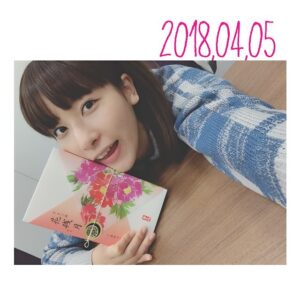 Anju Inami Instagram - まーた急に寒くなったね。
．
みんなで風邪ひかないようにしようね。
手洗い、うがい。
．
そんな今日はおやつを食べました。
．
期間限定(4月30日まで)のおたべ♡
．
餡は〝くるみつぶあん〟！
くるみゆべしとか大好きやけ、
すんごい美味しかった。。。
．
以前、京旅でお世話になった
美十さんからの贈り物で
感謝感謝です*ˊᵕˋ*
．
このあとの仕事もがんばるぞい。
．
あ！告知つぶつぶしなきゃ…！
#inamianju  #thursday #のんびりショット
#美十 #おたべ #くるみつぶあん
