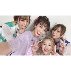 Anju Inami Instagram - おこん。
みんな元気にしてるかな( ˘ᵕ˘ )
．
#t7s Anniversary Liveから
あっという間に1週間。
．
ちょっぴり。
いや、しっかり。#ナナシス LIVEロスです。笑
．
『またいつか
必ずジェダとしてステージに立ちたい』
．
そう強く思えたのは、
ずっと待っていてくれた支配人さんや、
温かく迎えてくれて、
たくさんの愛ある言葉をくださった
ナナシスの皆様がいたからこそだと感じています。
本当に、感謝しかなくって。
．
彼女と出逢ってからの長い時間へ
想いを巡らせながら
パフォーマンスや言葉のひとつ、ひとつを
噛み締めて歌い届けました。
．
あの日の自分は
ジェダとして生きることに
全力で、夢中だったようにおもいます。
．
デビューシングル
〝Striking Diamond〟
彼女だけの、想いと心がつまった楽曲。
レコーディングした時から、ずっと大好きで。
彼女はなんて素直に
秘めていた心を歌うのだろうと
．
ステージの上で歌って改めて感じました
本当にすごい。と
．
まるで、
私とジェダの手を繋がせてくれるためにあるような、
そんな感覚。
．
登場から頭の歌い出しまでの緊張も、
気付けば、どこかへ吹っ飛んで。笑
音に身を任せ思いっきり楽しんでました…っ
．
Day.1 MCではソロ3人のトークでは
はじめましてだったのに
なんだか居心地の良い空間でした。笑
お二人共可愛くて、親切で頼もしくて
伊波は、ほんとに助けられました🥂𓈒𓏸◌
．
Day.2 はコドモ連合の皆さんとっ
私の靴が10cmヒールだったこともあり
リアルに抱きしめたくなる距離感でした。笑
きゅんきゅんしたなぁ…優しい空間に
あたたかさをたくさんもらいました⸝⸝⸝♡︎
．
そんな気持ちの中、ラスト全体曲の2曲では
幸せに包まれながら安心して
パフォーマンスできて( ˙ ˙˵)♪
．
支配人の皆様の前に
その日の全メンバーがステージに並び
踊りや想いを揃えて、紡いでゆく。
．
ハルちゃんが言っていたように
いろんな状況下の中、
それが出来ることは当たり前のことではなく
すごくすごく幸せなことで。
本当に夢のような時間だったと
いまでも鮮明に残っています…っ
．
この1週間でも何度か思い出しては
笑顔になってましたし( ˶ˊᵕˋ)
．
それくらい、大切で感謝溢れる時間でした。
ハルちゃんの背中、カッコよかったなぁ
．
そして最後に
私をジェダとして仕上げてくれた
💄✨Hair Make．清水さん
あのステージで
私が彼女と自由に生きる力を、
姿を支配人へ魅せることが出来たのは
紛れもなく、清水さんのおかげです。
私が色々アクティング出来るような
髪の遊びは残しつつ、
どんなに動いても崩れない！
最強パーマ風スタイル。( `･ㅂ･)و
．
清水さんは、いつも自信のない私に
あんちゃんなら大丈夫だよ！
行っておいでっ！っていう
勇気と自信の力強い御守りを
私の顔と髪に授けてくれてる気がしてる。笑
〝ステージに立つため〟を一緒につくることが
本当に幸せだし大好き。
．
👠¨̮ stylist. 大白 沙知さん
はじめましてなのに、
とても親身になって寄り添って
素敵なお衣装に仕上げてくださいました！！
靴や普段には珍しいパンツスタイルで
不安だった私へ
丁寧にヒアリングをしてくれたり
本番のTシャツも
両日違ったアレンジを施してくれて
ジェダちゃんに似合うように
仕立ててくれていたんですっ
めちゃくちゃ嬉しかったし、
初現場の中で本当に心強かった(´；ω；｀)。
．
すごく長くなっちゃったけど
それだけ想い溢れる最高の時間を
過ごさせて頂きました。
．
改めて、全ての皆様へ
大きな拍手と感謝を…！！！
．
また必ず( ˘ᵕ˘ )
彼女とみんなに会えるその日までっ
．
#t7s #ナナシス #ジェダ・ダイヤモンド #inamianju