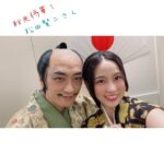 Anju Inami Instagram - SF時代活劇 舞台「虹色とうがらし」 大千穐楽からひと夜、明け。 ． 今日は心と身体に、束の間の休息を。 ． さて、まずは 予定していた全公演を無事に走りきれたこと！ ． 稽古場の段階から 制作スタッフの皆様が呼びかけ、準備を丁寧に キャスト全員を気遣っていてくれて、 それに呼応するように 全キャスト、細心の注意を払い、過ごすことで 本番を迎えることができました。 ． そして、そこへ ご来場の皆様が徹底して下さったことや お心遣い、想いやりがあったからこそ！ ． 〝最高な大千穐楽〟へと 導いて頂けたのだと深く感じております。 本当に、本当に。 ありがとうございました…っ！！！ ． あだち充さん 原作「虹色とうがらし」 稽古場へ行く前も、本番入ってからも 幾度となく漫画を読み返し、 〝菜種〟というひとりの女の子を 考えて、探して、発見したり。 夢中になって気がつけば、 楽しく普通に漫画のページをめくっている自分がいました。 ． 惹き込まれ、魅了され続けた1ヶ月半。 「虹色とうがらし」という作品に 菜種として生きられる日々。 ． 本当にかけがえのない時間と出逢いでした。 ． 兄弟って、素敵だなって。 ． ふと思うとね。 可愛らしくて優しくて、 時に、他の兄弟たちの誰よりも たくましくいようとし続けたりする そんな まっすぐな彼女に、 常に手を伸ばし続けて 届いたような…届かないような。 そんな稽古期間を繰り返し続ける日々だったからか 信じられないくらい 毎公演、ずっと緊張してました。 ． だけど周りには、 でっかい愛で、背中をポンっと押して この世界へ送り出してくれるスタッフさんがいて、 変化する楽しみを分かち合える仲間がいて、 傍で、いつも変わらずに あたたかく支えてくれる兄弟がいて。 ． 胡麻兄ちゃんも言ってました。 「…血を越えた固い絆で結ばれてるんだ」って 本当にそうだと、感じていました。 ． からくり長屋の兄弟だって 旅路の中で出会った人達だって お兄ちゃんだって。 ． 「なたね、よかたね」って ふたりの山椒がいうのなら、でっかい声で！胸張って！ 「うん！！」って返したいくらい。笑 ． 幸せで、特別な想いを知りました。 ． 笑いと緊張の絶えない毎日を過ごしていたから なんだか、こう じっとしてたら、こそばゆい気もするので 新たな世界を広げてゆくため、 そして、ご来場頂いた皆様とも またどこかで会えるように、笑顔で走っていきます。 ． こまかーいお話なんかは、 #anju_rcc とか #アッパレ173 で お話しますねっ 楽しみにしててください！ ほんと、話したいことたくさんなのでっ ． 改めまして、 応援、そしてご来場頂きました皆様、 本当にありがとうございました！！！ ． ありがとう、またね、なたね。🌱 ． #inamianju #舞台 #虹色とうがらし