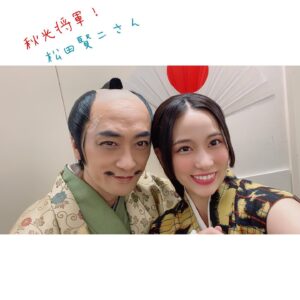 Anju Inami Instagram - SF時代活劇
舞台「虹色とうがらし」
大千穐楽からひと夜、明け。
．
今日は心と身体に、束の間の休息を。
．
さて、まずは
予定していた全公演を無事に走りきれたこと！
．
稽古場の段階から
制作スタッフの皆様が呼びかけ、準備を丁寧に
キャスト全員を気遣っていてくれて、
それに呼応するように
全キャスト、細心の注意を払い、過ごすことで
本番を迎えることができました。
．
そして、そこへ
ご来場の皆様が徹底して下さったことや
お心遣い、想いやりがあったからこそ！
．
〝最高な大千穐楽〟へと
導いて頂けたのだと深く感じております。
本当に、本当に。
ありがとうございました…っ！！！
．
あだち充さん 原作「虹色とうがらし」

稽古場へ行く前も、本番入ってからも
幾度となく漫画を読み返し、
〝菜種〟というひとりの女の子を
考えて、探して、発見したり。
夢中になって気がつけば、
楽しく普通に漫画のページをめくっている自分がいました。
．
惹き込まれ、魅了され続けた1ヶ月半。
「虹色とうがらし」という作品に
菜種として生きられる日々。
．
本当にかけがえのない時間と出逢いでした。
．
兄弟って、素敵だなって。
．
ふと思うとね。
可愛らしくて優しくて、
時に、他の兄弟たちの誰よりも
たくましくいようとし続けたりする
そんな まっすぐな彼女に、
常に手を伸ばし続けて
届いたような…届かないような。

そんな稽古期間を繰り返し続ける日々だったからか
信じられないくらい
毎公演、ずっと緊張してました。
．
だけど周りには、
でっかい愛で、背中をポンっと押して
この世界へ送り出してくれるスタッフさんがいて、
変化する楽しみを分かち合える仲間がいて、
傍で、いつも変わらずに
あたたかく支えてくれる兄弟がいて。
．
胡麻兄ちゃんも言ってました。
「…血を越えた固い絆で結ばれてるんだ」って
本当にそうだと、感じていました。
．
からくり長屋の兄弟だって
旅路の中で出会った人達だって
お兄ちゃんだって。
．
「なたね、よかたね」って
ふたりの山椒がいうのなら、でっかい声で！胸張って！
「うん！！」って返したいくらい。笑
．
幸せで、特別な想いを知りました。
．
笑いと緊張の絶えない毎日を過ごしていたから
なんだか、こう
じっとしてたら、こそばゆい気もするので
新たな世界を広げてゆくため、
そして、ご来場頂いた皆様とも
またどこかで会えるように、笑顔で走っていきます。
．
こまかーいお話なんかは、
#anju_rcc とか #アッパレ173 で
お話しますねっ
楽しみにしててください！
ほんと、話したいことたくさんなのでっ
．
改めまして、
応援、そしてご来場頂きました皆様、
本当にありがとうございました！！！
．
ありがとう、またね、なたね。🌱
．
#inamianju #舞台 #虹色とうがらし