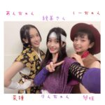 Anju Inami Instagram - SF時代活劇 舞台「虹色とうがらし」 大千穐楽からひと夜、明け。 ． 今日は心と身体に、束の間の休息を。 ． さて、まずは 予定していた全公演を無事に走りきれたこと！ ． 稽古場の段階から 制作スタッフの皆様が呼びかけ、準備を丁寧に キャスト全員を気遣っていてくれて、 それに呼応するように 全キャスト、細心の注意を払い、過ごすことで 本番を迎えることができました。 ． そして、そこへ ご来場の皆様が徹底して下さったことや お心遣い、想いやりがあったからこそ！ ． 〝最高な大千穐楽〟へと 導いて頂けたのだと深く感じております。 本当に、本当に。 ありがとうございました…っ！！！ ． あだち充さん 原作「虹色とうがらし」 稽古場へ行く前も、本番入ってからも 幾度となく漫画を読み返し、 〝菜種〟というひとりの女の子を 考えて、探して、発見したり。 夢中になって気がつけば、 楽しく普通に漫画のページをめくっている自分がいました。 ． 惹き込まれ、魅了され続けた1ヶ月半。 「虹色とうがらし」という作品に 菜種として生きられる日々。 ． 本当にかけがえのない時間と出逢いでした。 ． 兄弟って、素敵だなって。 ． ふと思うとね。 可愛らしくて優しくて、 時に、他の兄弟たちの誰よりも たくましくいようとし続けたりする そんな まっすぐな彼女に、 常に手を伸ばし続けて 届いたような…届かないような。 そんな稽古期間を繰り返し続ける日々だったからか 信じられないくらい 毎公演、ずっと緊張してました。 ． だけど周りには、 でっかい愛で、背中をポンっと押して この世界へ送り出してくれるスタッフさんがいて、 変化する楽しみを分かち合える仲間がいて、 傍で、いつも変わらずに あたたかく支えてくれる兄弟がいて。 ． 胡麻兄ちゃんも言ってました。 「…血を越えた固い絆で結ばれてるんだ」って 本当にそうだと、感じていました。 ． からくり長屋の兄弟だって 旅路の中で出会った人達だって お兄ちゃんだって。 ． 「なたね、よかたね」って ふたりの山椒がいうのなら、でっかい声で！胸張って！ 「うん！！」って返したいくらい。笑 ． 幸せで、特別な想いを知りました。 ． 笑いと緊張の絶えない毎日を過ごしていたから なんだか、こう じっとしてたら、こそばゆい気もするので 新たな世界を広げてゆくため、 そして、ご来場頂いた皆様とも またどこかで会えるように、笑顔で走っていきます。 ． こまかーいお話なんかは、 #anju_rcc とか #アッパレ173 で お話しますねっ 楽しみにしててください！ ほんと、話したいことたくさんなのでっ ． 改めまして、 応援、そしてご来場頂きました皆様、 本当にありがとうございました！！！ ． ありがとう、またね、なたね。🌱 ． #inamianju #舞台 #虹色とうがらし
