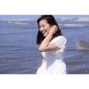 Anju Inami Instagram - いなみの日。
．
『NamiotO vol,0.5
~Original collection~』
．
全3曲
．
M1.コカルテ／れるりり 様
M2.意味ナクナイ？／石風呂 様
M3.もし叶うなら／多田三洋 様
．
第二弾となる今回。
．
初めて出したNamiotO vol 0.5は
素晴らしい楽曲を
coverさせて頂き、
あの時、届けたかった
〝愛と想い〟を込めました。
．
あれから1年。
．
役者として本当に
色々なことや、
作品、役との出逢いがある中で、
日々精進。この言葉を胸に
大切に歩いてきました。
．
だからこそ今回、
〝Original collection〟
という形で
大好きで素晴らしいクリエイターの皆様と共にNamiotOを
届けることにしました‪(*ˊᵕˋ* )
．
本当に感謝の気持ちでいっぱいです。
．
『0.5』
．
0でもない。1でもない。
．
その私が届けたい想い、伝えたいこと。
それを歌うことができるのが、
〝NamiotO〟というひとつの場所です。
．
以前にも
みんなには伝えたけど
大切なことだからもういっかい|ω･)笑
．
ということで❁﻿
．
#An_éto グッズ第一弾の最後はCDでしたー！
グッズ第二弾もお楽しみにーっ
．
#いなみの日 #NamiotO  #Original_collection #0.5