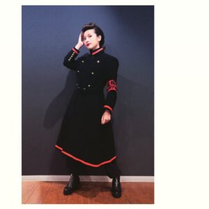 Anju Inami Instagram - こんにちは。
．
え。すっっっごい久しぶりの
いんすたさん更新となりました。
．
パスワードわかんなくなっちゃってて
めっちゃ焦った( ˙-˙ )
一生ろぐいん
出来なくなったかと思いました。
．
ん、そんなことより
写真のそのインパクト触れてくれよ
って感じよね。( '༥' )
．
配信イベント
『ズームイン！！SMA！』に参加させてもらいましてっ
そこで事務所の大先輩である
〝氣志團〟さんと
♪ツッパリハイスクールRock'n Roll(登校編)を
コラボした時のお写真。
．
#An_éto の時も思ったけど
歌ってる時の私。すごい楽しそうな顔してる。笑
．
というか本当に
めちゃくちゃ楽しかったんですよね( ˙ ˙˵﻿ )笑
．
素晴らしい人たちと出逢って
生の演奏に触れて胸が熱くなる楽しさ！というか。
．
あの夏の日を思い出したなぁ、と
．
ひまわりの約束 での暖かくって優しかった静寂とか。
．
Hello,worker で
伝えたかった想いを乗せて歌ったこととか。
．
あれ、なんか収録中、
みんな見守ってくれてた！？みたいな
心強さが私に宿ってた。笑
．
明日20時より配信の
『ズームイン！！SMA！』には
ジャンル問わず
色んな方の〝歌〟や〝声〟で紡がれる
そんな愛と楽しさがつまっています(´˘`)
．
私は大好きな〝歌〟で。
．
たくさんの人に
少しでも元気を届けられますように…っ
．
いやほんと、めっちゃ楽しみ(o´艸`)笑
．
#inamianju #sma #song