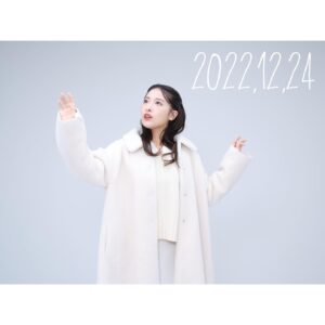Anju Inami Instagram - おこんばんは！！
遅くなってごめんねm(__)m
．
先程、最後の準備となる
プレゼント作りを終え、
いよいよ！明日！
12月25日 思い出深いあの会場で…っ
．
伊波杏樹 単独イベント
『Mille tendresses』🦌🛷✨
楽しみすぎるなぁ。
．
今年1年、みんなには話さなかった
心の内に秘めていた思いを。言葉と歌にして
まっすぐに届けられたらいいと思っています。
．
いな民のみんなにだから
伝えられる、伝えたいと思える私の心からを。
．
たくさんこだわってくれたステージも
お衣装も、それぞれの音楽も！
なにからなにまでっ
最高のクリスマスにしたいです🎅🏻
そのためにはみんなの力も大切です(　-`ω-)✧
ということで
⚠️注意事項のおさらいです！
．
🎄防寒対策は、温度調節出来るものを！
└明日もめちゃくちゃ寒いらしいのです⛄️
ですが、いざ会場へ入ると
寒暖差が大きく感じてしまうことも。(; ´ᵕ` )
上着とインナーなどで
ご自身にあった防寒でお越しください🌷.*

🎄ハンカチ、マスクを忘れずに！
└これも、ひとつの想う心に繋がります🎈
替えのマスクは今回も大切ですよっ
．
🎄距離感をほんの少し意識っ！
└物販などでお隣さんと近いかも！と感じたら
距離感、これくらいで
大丈夫かな？って間隔を空けて下さると
ありがたいです！
頭の片隅に。気付いた時にっ
でいいのでお願い申し上げます👍🏻❤️
．
🎄ジャンプだめー(乂･ω･)
└こちらもいつも通り！
たくさんのCLAP!!を響かせてください👏🏻·͜·
．
🎄会場物販の形式が
デジタル整理券ではなくなった模様！💦
└公式サイトからの
ご案内している通りになっているそうです🎅🏻
いま一度、事前のご確認の程、
よろしくお願い致します( ˘ᵕ˘ )
．
🎄身分証明書、チケット忘れ物ないかチェック！
└ 最高にわくわくするチケット🎟を
ちゃんと持ちましたか？( ｰ̀֊ｰ́ )✧
そして、身分証明書は
万が一の体調のことにも大切です。
必ず持参の上、ご来場お待ちしております🎁
．
🎄水分補給で乾燥対策も！
└冬は、お肌も喉もカサカサします…
しっかりとした水分補給を心がけましょう🦖
蓋付き飲料の持ち込みをよろしくです！
．
🎄愛と想いやりを大切に。
└ いな民同士っ👍🏻❤️
前後左右の方へのお気遣い、お心遣いを
お願いしますっ！
ひとつひとつの優しい行動が
明日、会場をあたたかく包んでくれると
信じています( ˶ˊᵕˋ)
．
嬉しいお知らせもできる明日。
とびっきりの笑顔で
お会いしましょうねっ
．
それではおやすみなさい*ˊᵕˋ*
#inamianju #みるたんどれす