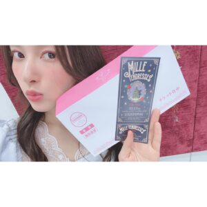 Anju Inami Instagram - おこんばんは！！
遅くなってごめんねm(__)m
．
先程、最後の準備となる
プレゼント作りを終え、
いよいよ！明日！
12月25日 思い出深いあの会場で…っ
．
伊波杏樹 単独イベント
『Mille tendresses』🦌🛷✨
楽しみすぎるなぁ。
．
今年1年、みんなには話さなかった
心の内に秘めていた思いを。言葉と歌にして
まっすぐに届けられたらいいと思っています。
．
いな民のみんなにだから
伝えられる、伝えたいと思える私の心からを。
．
たくさんこだわってくれたステージも
お衣装も、それぞれの音楽も！
なにからなにまでっ
最高のクリスマスにしたいです🎅🏻
そのためにはみんなの力も大切です(　-`ω-)✧
ということで
⚠️注意事項のおさらいです！
．
🎄防寒対策は、温度調節出来るものを！
└明日もめちゃくちゃ寒いらしいのです⛄️
ですが、いざ会場へ入ると
寒暖差が大きく感じてしまうことも。(; ´ᵕ` )
上着とインナーなどで
ご自身にあった防寒でお越しください🌷.*

🎄ハンカチ、マスクを忘れずに！
└これも、ひとつの想う心に繋がります🎈
替えのマスクは今回も大切ですよっ
．
🎄距離感をほんの少し意識っ！
└物販などでお隣さんと近いかも！と感じたら
距離感、これくらいで
大丈夫かな？って間隔を空けて下さると
ありがたいです！
頭の片隅に。気付いた時にっ
でいいのでお願い申し上げます👍🏻❤️
．
🎄ジャンプだめー(乂･ω･)
└こちらもいつも通り！
たくさんのCLAP!!を響かせてください👏🏻·͜·
．
🎄会場物販の形式が
デジタル整理券ではなくなった模様！💦
└公式サイトからの
ご案内している通りになっているそうです🎅🏻
いま一度、事前のご確認の程、
よろしくお願い致します( ˘ᵕ˘ )
．
🎄身分証明書、チケット忘れ物ないかチェック！
└ 最高にわくわくするチケット🎟を
ちゃんと持ちましたか？( ｰ̀֊ｰ́ )✧
そして、身分証明書は
万が一の体調のことにも大切です。
必ず持参の上、ご来場お待ちしております🎁
．
🎄水分補給で乾燥対策も！
└冬は、お肌も喉もカサカサします…
しっかりとした水分補給を心がけましょう🦖
蓋付き飲料の持ち込みをよろしくです！
．
🎄愛と想いやりを大切に。
└ いな民同士っ👍🏻❤️
前後左右の方へのお気遣い、お心遣いを
お願いしますっ！
ひとつひとつの優しい行動が
明日、会場をあたたかく包んでくれると
信じています( ˶ˊᵕˋ)
．
嬉しいお知らせもできる明日。
とびっきりの笑顔で
お会いしましょうねっ
．
それではおやすみなさい*ˊᵕˋ*
#inamianju #みるたんどれす