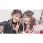 Anju Inami Instagram - おこん。 みんな元気にしてるかな( ˘ᵕ˘ ) ． #t7s Anniversary Liveから あっという間に1週間。 ． ちょっぴり。 いや、しっかり。#ナナシス LIVEロスです。笑 ． 『またいつか 必ずジェダとしてステージに立ちたい』 ． そう強く思えたのは、 ずっと待っていてくれた支配人さんや、 温かく迎えてくれて、 たくさんの愛ある言葉をくださった ナナシスの皆様がいたからこそだと感じています。 本当に、感謝しかなくって。 ． 彼女と出逢ってからの長い時間へ 想いを巡らせながら パフォーマンスや言葉のひとつ、ひとつを 噛み締めて歌い届けました。 ． あの日の自分は ジェダとして生きることに 全力で、夢中だったようにおもいます。 ． デビューシングル 〝Striking Diamond〟 彼女だけの、想いと心がつまった楽曲。 レコーディングした時から、ずっと大好きで。 彼女はなんて素直に 秘めていた心を歌うのだろうと ． ステージの上で歌って改めて感じました 本当にすごい。と ． まるで、 私とジェダの手を繋がせてくれるためにあるような、 そんな感覚。 ． 登場から頭の歌い出しまでの緊張も、 気付けば、どこかへ吹っ飛んで。笑 音に身を任せ思いっきり楽しんでました…っ ． Day.1 MCではソロ3人のトークでは はじめましてだったのに なんだか居心地の良い空間でした。笑 お二人共可愛くて、親切で頼もしくて 伊波は、ほんとに助けられました🥂𓈒𓏸◌ ． Day.2 はコドモ連合の皆さんとっ 私の靴が10cmヒールだったこともあり リアルに抱きしめたくなる距離感でした。笑 きゅんきゅんしたなぁ…優しい空間に あたたかさをたくさんもらいました⸝⸝⸝♡︎ ． そんな気持ちの中、ラスト全体曲の2曲では 幸せに包まれながら安心して パフォーマンスできて( ˙ ˙˵)♪ ． 支配人の皆様の前に その日の全メンバーがステージに並び 踊りや想いを揃えて、紡いでゆく。 ． ハルちゃんが言っていたように いろんな状況下の中、 それが出来ることは当たり前のことではなく すごくすごく幸せなことで。 本当に夢のような時間だったと いまでも鮮明に残っています…っ ． この1週間でも何度か思い出しては 笑顔になってましたし( ˶ˊᵕˋ) ． それくらい、大切で感謝溢れる時間でした。 ハルちゃんの背中、カッコよかったなぁ ． そして最後に 私をジェダとして仕上げてくれた 💄✨Hair Make．清水さん あのステージで 私が彼女と自由に生きる力を、 姿を支配人へ魅せることが出来たのは 紛れもなく、清水さんのおかげです。 私が色々アクティング出来るような 髪の遊びは残しつつ、 どんなに動いても崩れない！ 最強パーマ風スタイル。( `･ㅂ･)و ． 清水さんは、いつも自信のない私に あんちゃんなら大丈夫だよ！ 行っておいでっ！っていう 勇気と自信の力強い御守りを 私の顔と髪に授けてくれてる気がしてる。笑 〝ステージに立つため〟を一緒につくることが 本当に幸せだし大好き。 ． 👠¨̮ stylist. 大白 沙知さん はじめましてなのに、 とても親身になって寄り添って 素敵なお衣装に仕上げてくださいました！！ 靴や普段には珍しいパンツスタイルで 不安だった私へ 丁寧にヒアリングをしてくれたり 本番のTシャツも 両日違ったアレンジを施してくれて ジェダちゃんに似合うように 仕立ててくれていたんですっ めちゃくちゃ嬉しかったし、 初現場の中で本当に心強かった(´；ω；｀)。 ． すごく長くなっちゃったけど それだけ想い溢れる最高の時間を 過ごさせて頂きました。 ． 改めて、全ての皆様へ 大きな拍手と感謝を…！！！ ． また必ず( ˘ᵕ˘ ) 彼女とみんなに会えるその日までっ ． #t7s #ナナシス #ジェダ・ダイヤモンド #inamianju