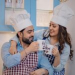 Anju Jadhav Instagram - Let's Go Back to 90's World 😁😄 This kitchen seasoned with love,laughter & to create fun moments together forever. New Set Launched - Kitchen Set In frame @sumit.chalotra89 @anjujadhavofficial Location @setsinthecity.in MUA @rupesh_makeup Wardrobe @viiracouture #reelsinstagram #mumbaidiaries #trendy #mumbaidiaries #kitchenset #shooting📷 #preweeding #location #couplegoals