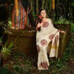 Anju Joseph Instagram - Just Onam things🌼 Photography: @ashwinalexphotography Costume : @silkaura_handlooms Jewellery @r.giripai_jewellery Art: @dayalu.k.d.8 Photography team: @uwaise_alpha Retouch : murugaraj_raghavan Lights :@alphagearkochi Makeup:@merins_remyamerin Bts: @abin_km_ Shoot coordination :@lalarelations