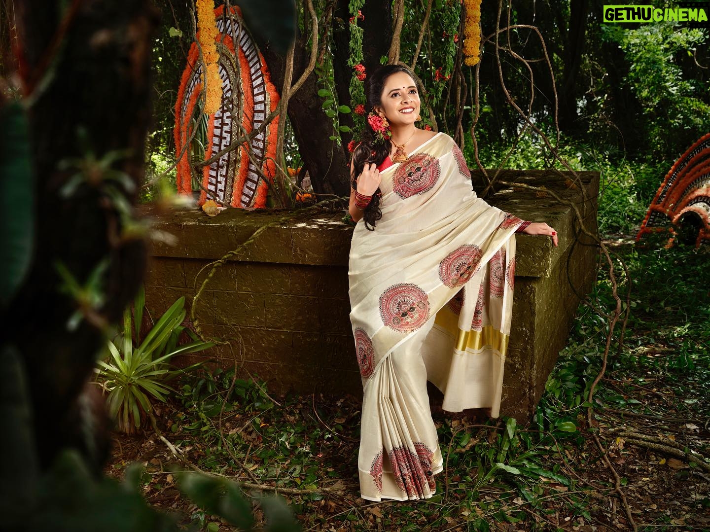 Anju Joseph Instagram - Just Onam things🌼 Photography: @ashwinalexphotography Costume : @silkaura_handlooms Jewellery @r.giripai_jewellery Art: @dayalu.k.d.8 Photography team: @uwaise_alpha Retouch : murugaraj_raghavan Lights :@alphagearkochi Makeup:@merins_remyamerin Bts: @abin_km_ Shoot coordination :@lalarelations