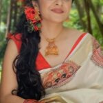 Anju Joseph Instagram - Reel mughyam Bigile!!🌼🌼 Videography: @jayasreemenon Costume : @silkaura_handlooms Jewellery : @r.giripai_jewellery Makeup:@merins_remyamerin Shoot coordination :@lalarelations