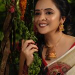 Anju Joseph Instagram - പുതിയൊരു ഓണക്കാലം കൂടി...❤️ Photography: @ashwinalexphotography Costume : @silkaura_handlooms Jewellery @r.giripai_jewellery Art: @dayalu.k.d.8 Photography team: @uwaise_alpha Retouch : murugaraj_raghavan Lights :@alphagearkochi Makeup:@merins_remyamerin Bts: @abin_km_ Shoot coordination :@lalarelations
