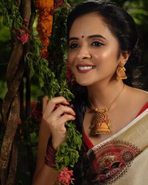 Anju Joseph Instagram - പുതിയൊരു ഓണക്കാലം കൂടി...❤️

Photography: @ashwinalexphotography
Costume : @silkaura_handlooms 
Jewellery @r.giripai_jewellery
Art: @dayalu.k.d.8 
Photography team:  @uwaise_alpha 
Retouch : murugaraj_raghavan 
Lights :@alphagearkochi
Makeup:@merins_remyamerin 
Bts: @abin_km_
Shoot coordination :@lalarelations