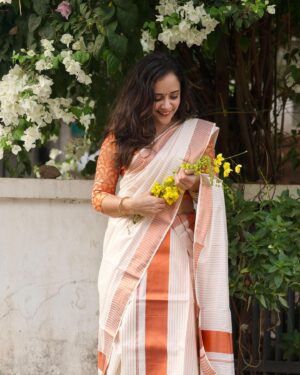 Anju Joseph Instagram - വിഷു ആശംസകൾ✨

Clicked by @its.saho_
