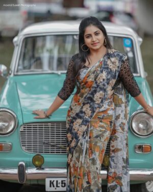 Ankhitha Vinod Instagram - 🅡Ⓔ🅣Ⓡ🅞 Ⓑ🅞Ⓛ🅓 💗
📸 : @aravind_vadakkethil 
.
#photography #potrait #vintagecar #natural #malayalamactress #modelphotography #saree #nomakeup
