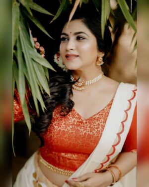 Ankhitha Vinod Instagram - 𝙄𝙩'𝙨 𝙩𝙝𝙚 𝙆𝙚𝙧𝙖𝙡𝙖 𝙏𝙧𝙖𝙙𝙞𝙩𝙞𝙤𝙣𝙖𝙡 𝙎𝙚𝙖𝙨𝙤𝙣 ⏱️❣️✨ #onam

📸 : @abhiram_eyebrowman
👗: @wellattire
💄: @brides_of_deepthi

#onamspecial #happyonam #traditional #red #temple #dance #malayalamactor #photoshoot #instagramreels #actress #kerala #goingwiththetrend