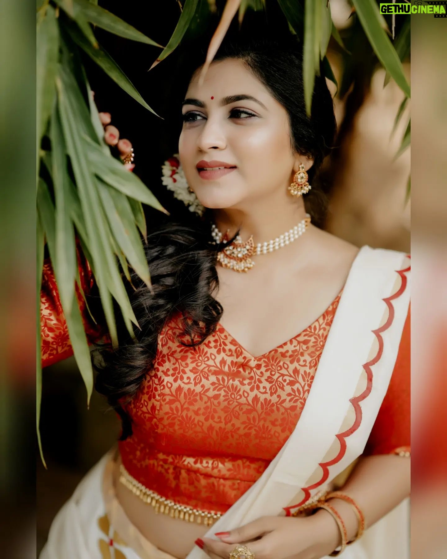 Ankhitha Vinod - 1.1K Likes - 𝙄𝙩'𝙨 𝙩𝙝𝙚 𝙆𝙚𝙧𝙖𝙡𝙖 𝙏𝙧𝙖𝙙𝙞𝙩𝙞𝙤𝙣𝙖𝙡 𝙎𝙚𝙖𝙨𝙤𝙣 ⏱️❣️✨ #onam
📸 : @abhiram_eyebrowman
👗: @wellattire
💄: @brides_of_deepthi
#onamspecial #happyonam #traditional #red #temple #dance #malayalamactor #photoshoot #instagramreels #actress #kerala #goingwiththetrend