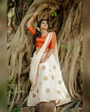 Ankhitha Vinod Instagram - 𝙄𝙩'𝙨 𝙩𝙝𝙚 𝙆𝙚𝙧𝙖𝙡𝙖 𝙏𝙧𝙖𝙙𝙞𝙩𝙞𝙤𝙣𝙖𝙡 𝙎𝙚𝙖𝙨𝙤𝙣 ⏱️❣️✨ #onam

📸 : @abhiram_eyebrowman
👗: @wellattire
💄: @brides_of_deepthi

#onamspecial #happyonam #traditional #red #temple #dance #malayalamactor #photoshoot #instagramreels #actress #kerala #goingwiththetrend