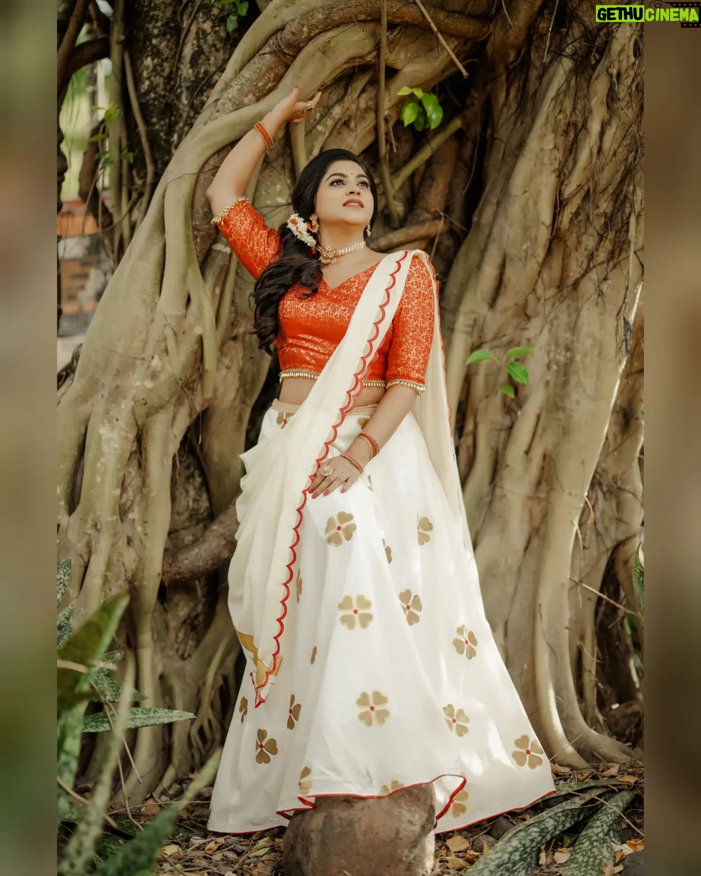Ankhitha Vinod - 1.1K Likes - 𝙄𝙩'𝙨 𝙩𝙝𝙚 𝙆𝙚𝙧𝙖𝙡𝙖 𝙏𝙧𝙖𝙙𝙞𝙩𝙞𝙤𝙣𝙖𝙡 𝙎𝙚𝙖𝙨𝙤𝙣 ⏱️❣️✨ #onam
📸 : @abhiram_eyebrowman
👗: @wellattire
💄: @brides_of_deepthi
#onamspecial #happyonam #traditional #red #temple #dance #malayalamactor #photoshoot #instagramreels #actress #kerala #goingwiththetrend