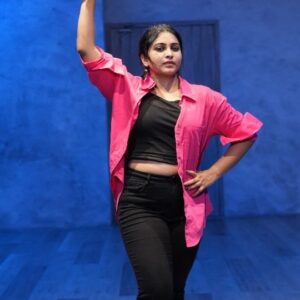 Ankhitha Vinod Instagram - Katchi Sera 💃✨ @abhyankkar @samyukthaviswanathan
Couldn't resist without grooving for this Funky Song after tiring shoot... Tried it my Way... ❣️🤌🏻
🎥 :@balu__murali__
.
@directedbykenroyson @tatva_man
#katchisera #katchiseraonthinkindie #thinkindiecollective
 #thinkindie #thinkmusic
#saiabhyankkar