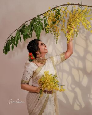 Ankhitha Vinod Instagram - 𝐀𝐝𝐯𝐚𝐧𝐜𝐞 𝐇𝐚𝐩𝐩𝐲 𝐕𝐢𝐬𝐡𝐮 💛💖

📸: @sachinchandraphotography
 👗 : @saanshi_handloom_kuthambully 
💄: @zayanas_makeover
💍 : @gem.forher

#picoftheday #postoftheday #traditional  #ketala #vishu #classy #saree #mallugram #keralagram #instagram #instagramam #malayali  #natural #keralasaree  #trending #traditional #outfit #followme #ankhithavinod #makeover #love #keralagram #love #freestyle #instagood #instareels #reels #followankhithavinod