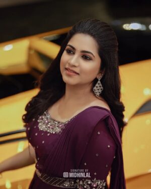 Ankhitha Vinod Instagram - 𝐀𝐥𝐰𝐚𝐲𝐬 𝐏𝐮𝐫𝐩𝐥𝐞 💜✨
.
📽️ : @midhinlal
👗 : @aalaadesigners
💄: @sivas_makeover_
.
#purple #heeriye #sareegown #marriage #dcavanti #reception #actor #celebrity #celebration #celebritywedding #lovemarriage #trending #picoftheday #withthetrend