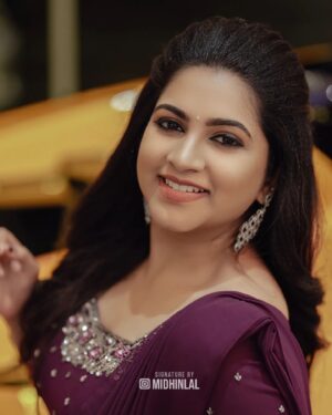 Ankhitha Vinod Instagram - 𝐀𝐥𝐰𝐚𝐲𝐬 𝐏𝐮𝐫𝐩𝐥𝐞 💜✨
.
📽️ : @midhinlal
👗 : @aalaadesigners
💄: @sivas_makeover_
.
#purple #heeriye #sareegown #marriage #dcavanti #reception #actor #celebrity #celebration #celebritywedding #lovemarriage #trending #picoftheday #withthetrend