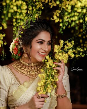 Ankhitha Vinod Instagram - 𝐀𝐝𝐯𝐚𝐧𝐜𝐞 𝐇𝐚𝐩𝐩𝐲 𝐕𝐢𝐬𝐡𝐮 💛💖

📸: @sachinchandraphotography
 👗 : @saanshi_handloom_kuthambully 
💄: @zayanas_makeover
💍 : @gem.forher

#picoftheday #postoftheday #traditional  #ketala #vishu #classy #saree #mallugram #keralagram #instagram #instagramam #malayali  #natural #keralasaree  #trending #traditional #outfit #followme #ankhithavinod #makeover #love #keralagram #love #freestyle #instagood #instareels #reels #followankhithavinod