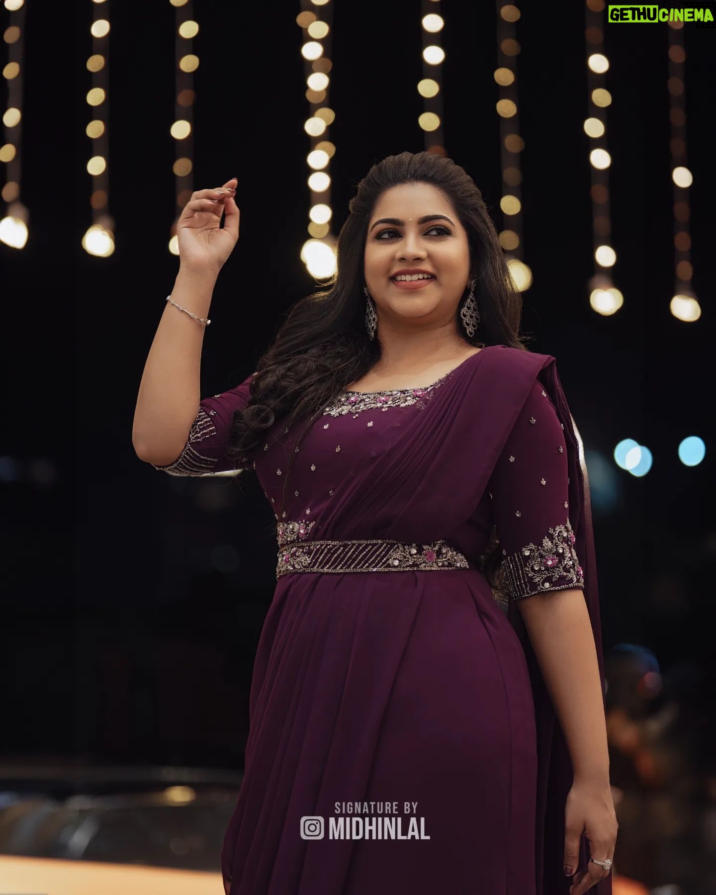 Ankhitha Vinod - 2.4K Likes - 𝐀𝐥𝐰𝐚𝐲𝐬 𝐏𝐮𝐫𝐩𝐥𝐞 💜✨
.
📽️ : @midhinlal
👗 : @aalaadesigners
💄: @sivas_makeover_
.
#purple #heeriye #sareegown #marriage #dcavanti #reception #actor #celebrity #celebration #celebritywedding #lovemarriage #trending #picoftheday #withthetrend