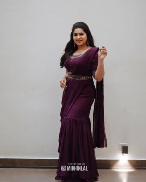 Ankhitha Vinod Instagram - 𝐀𝐥𝐰𝐚𝐲𝐬 𝐏𝐮𝐫𝐩𝐥𝐞 💜✨
.
📽️ : @midhinlal
👗 : @aalaadesigners
💄: @sivas_makeover_
.
#purple #heeriye #sareegown #marriage #dcavanti #reception #actor #celebrity #celebration #celebritywedding #lovemarriage #trending #picoftheday #withthetrend